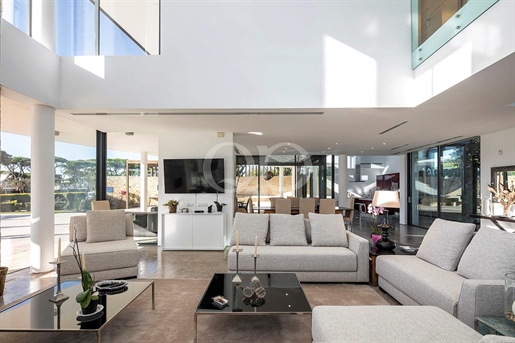 This remarkable south-facing contemporary property features an abundance of floor-to-ceiling glass t