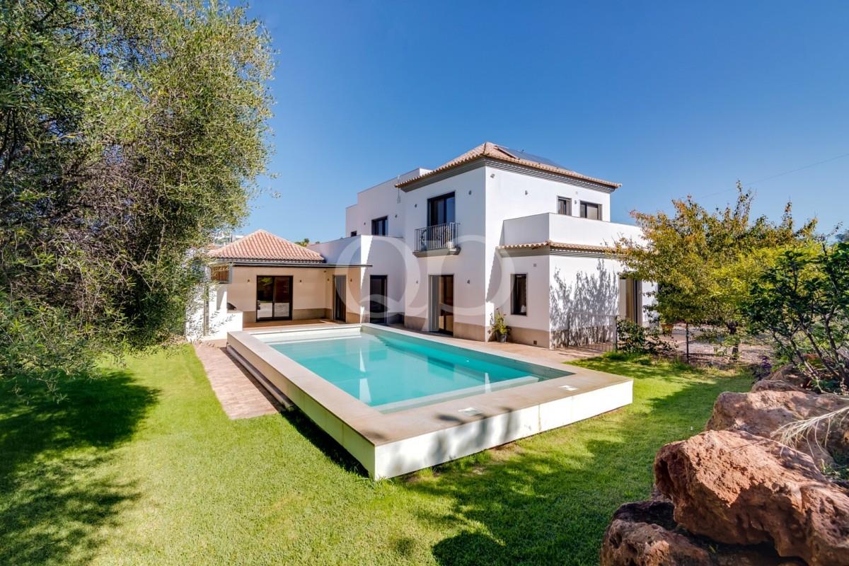 Exceptional Villa with Complete Privacy in Vale Formoso