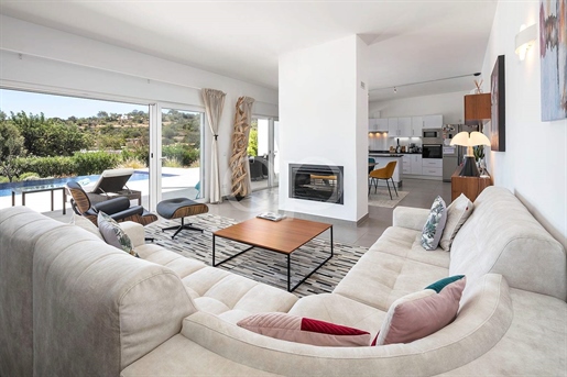 Esta propriedade luminosa e confortável tem uma bela disposição contemporânea com uma sala de estar