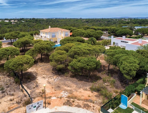 Within a short walk to the beach and close to award winning golf courses, this plot is in a superb l