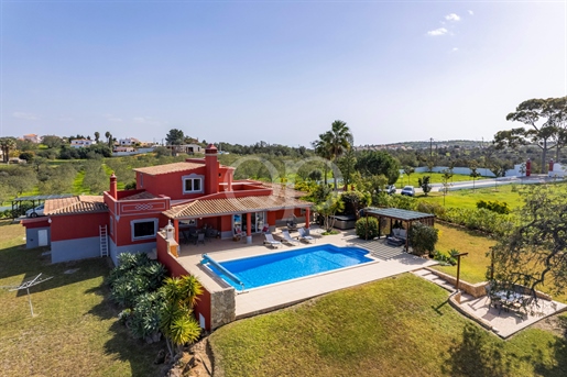 Grande villa individuelle magnifiquement rénovée avec piscine et jardins