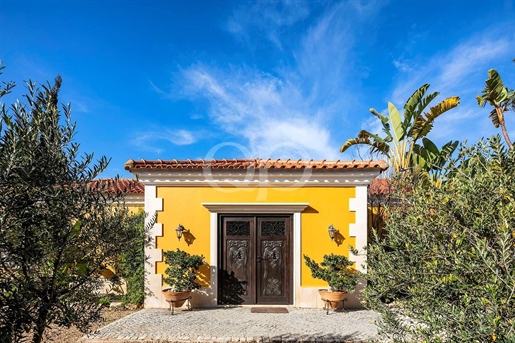 This sprawling bungalow property is located within Quinta do Lago’s sought-after location of Parque