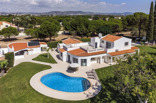 Great opportunity to purchase a spacious villa in a quiet location nestled between Quinta do Lago an