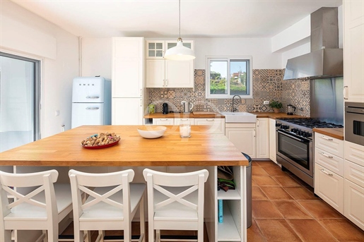 The kitchen with modern appliances is open to the dining and living room.
Ideal as a family residen