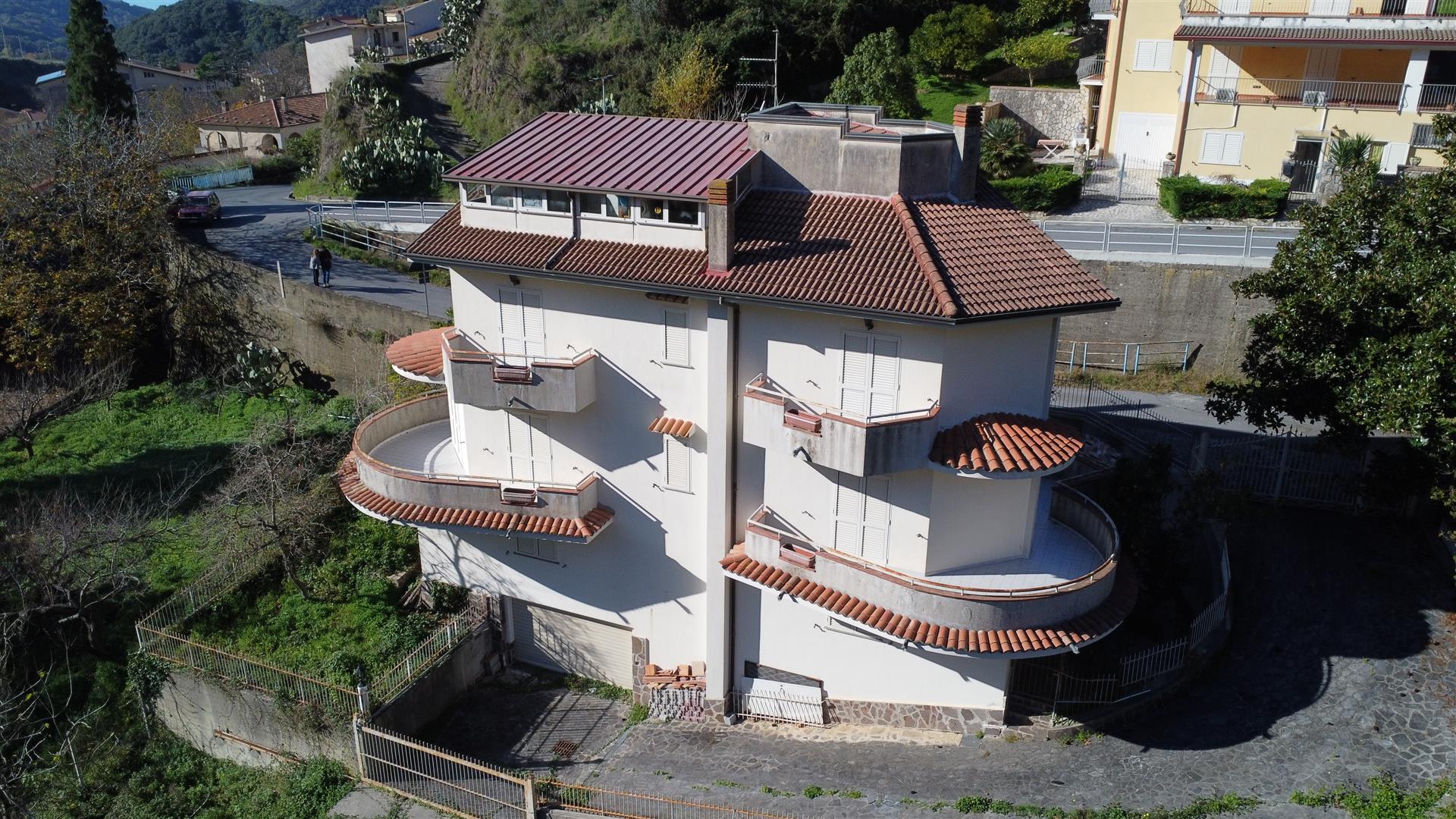 Sangineto (Cs) – Vila, kde príroda vstupuje do domu: panoramatické terasy, gril, ver