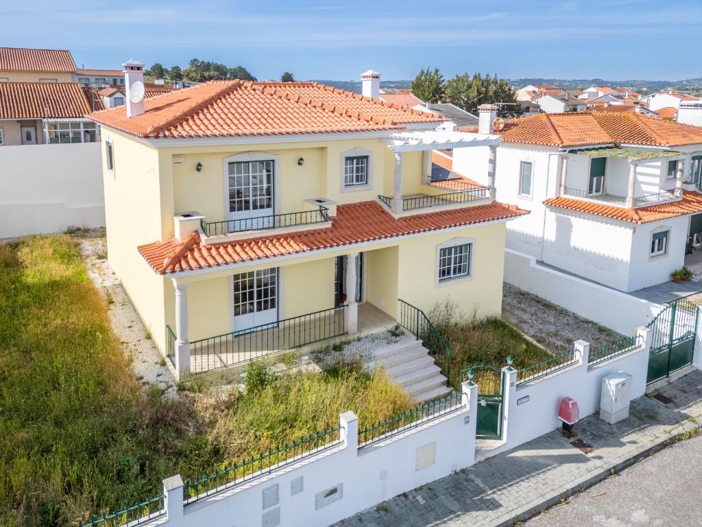 Casa de 4 Dormitorios con Jardín y Cochera en Bombarral