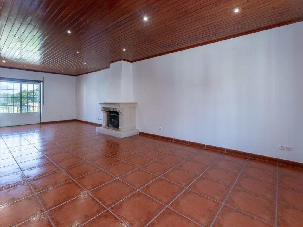 Casa de 4 Dormitorios con Jardín y Cochera en Bombarral