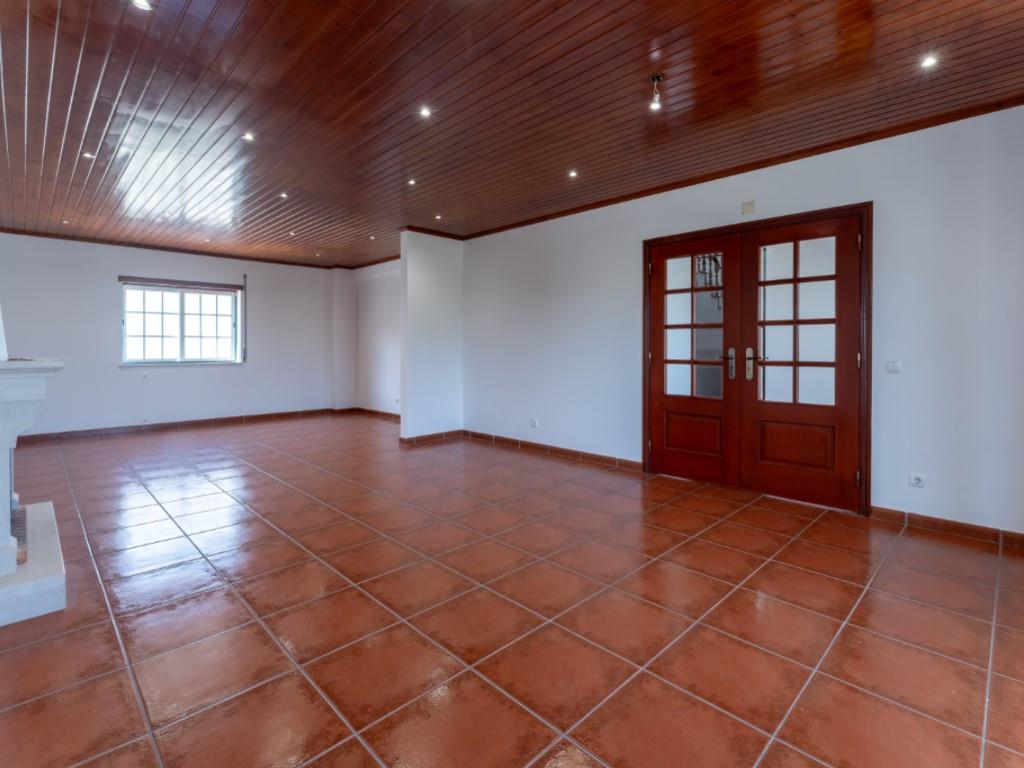Casa de 4 Dormitorios con Jardín y Cochera en Bombarral