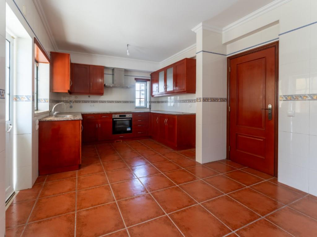 Casa de 4 Dormitorios con Jardín y Cochera en Bombarral