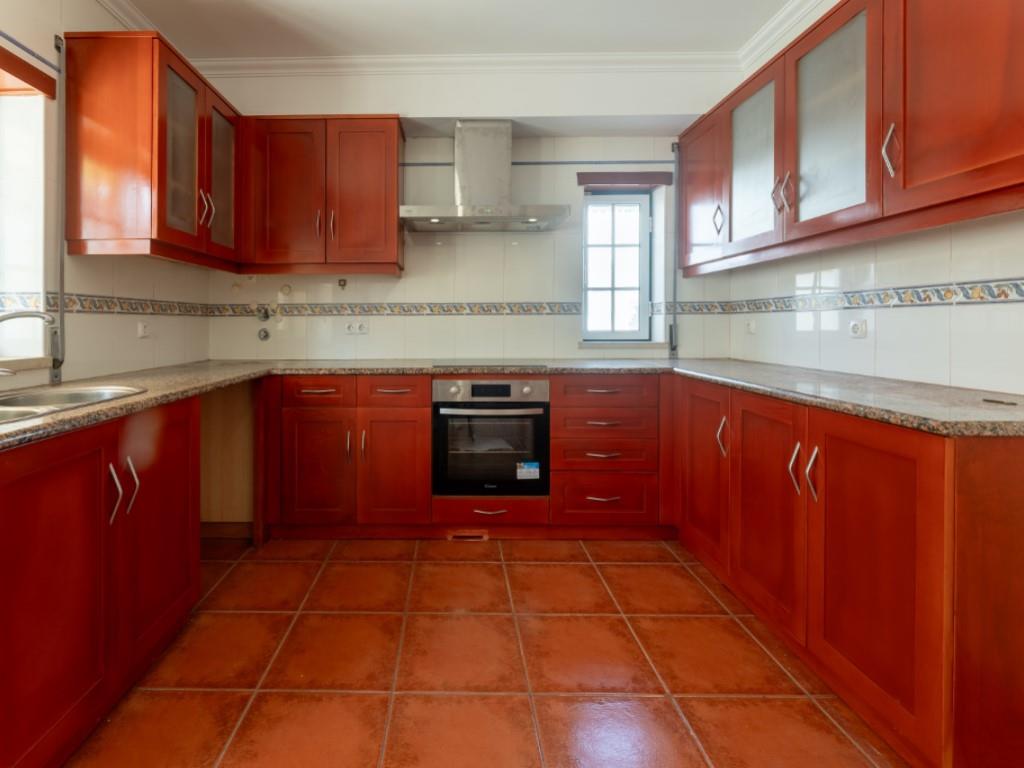 Casa de 4 Dormitorios con Jardín y Cochera en Bombarral
