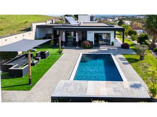 Villa with garden, pool and garage in Évora de Alcobaça