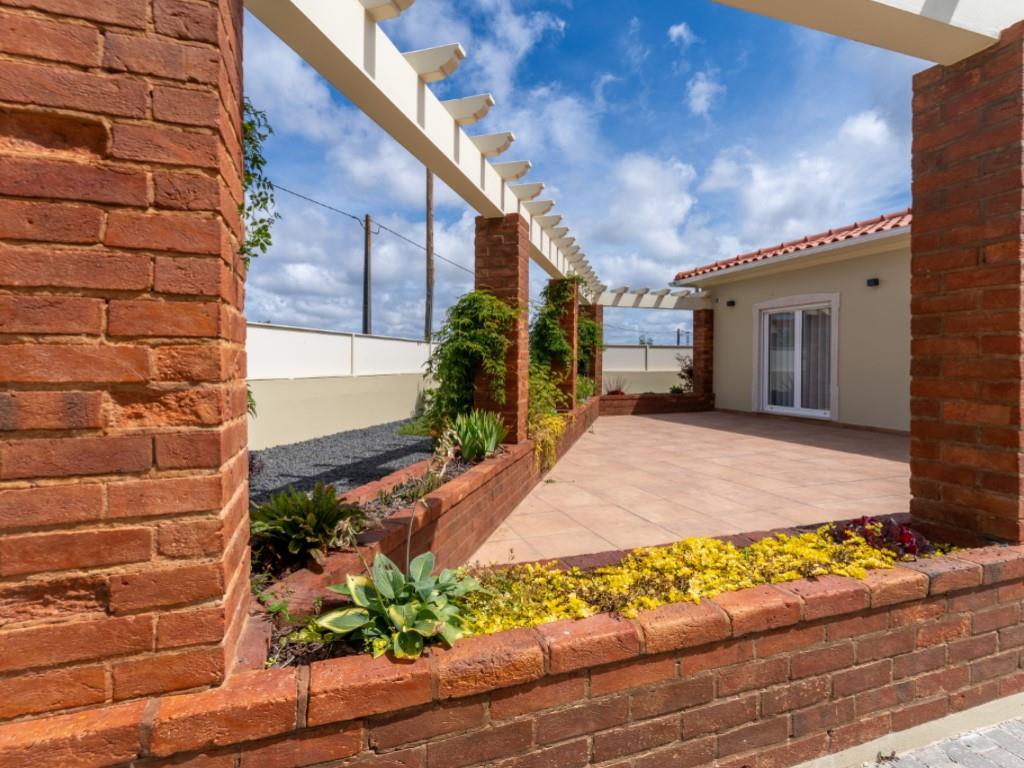 Moradia T4 e Anexo (guest house) - Marinha Grande