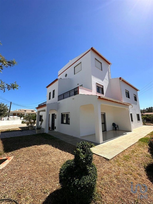 Home / Villa with 6 Rooms in Faro with 604,00 m²