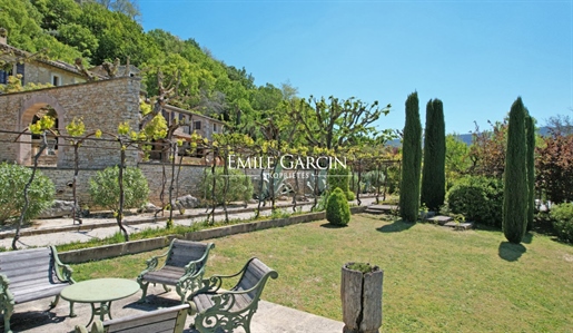 18Th century Provencal farmhouse for sale in an exceptional location