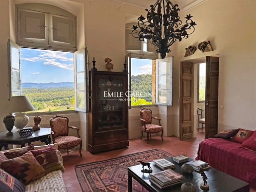 Large apartment for sale in the heart of the Luberon in Ménerbes