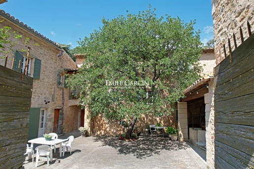 Restored 17th century farmhouse for sale at the foot of the Luberon