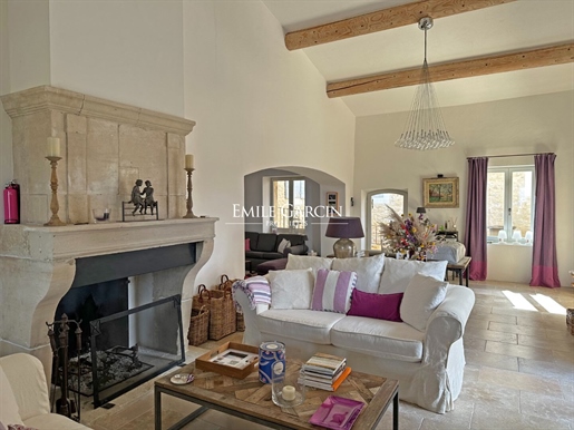 Converted farmhouse in perfect condition with a view, for sale in the Luberon