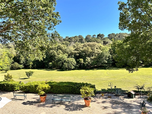 Farmhouse for sale on 4.6 hectares of land in an exceptional setting near Uzès
