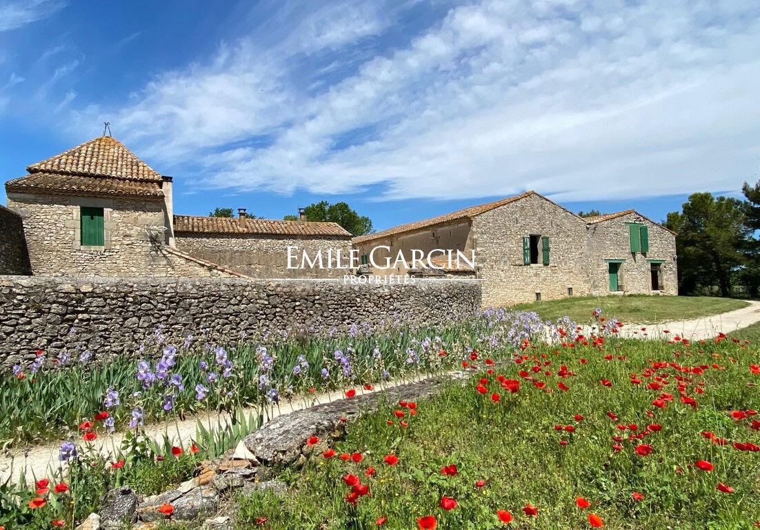 Gran propiedad en venta cerca de Uzès en casi 75 hectáreas
