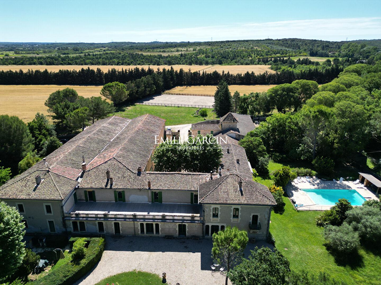 Gran propiedad en venta cerca de Uzès en casi 75 hectáreas