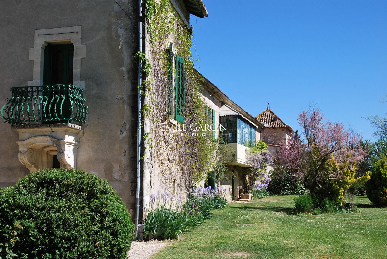 Gran propiedad en venta cerca de Uzès en casi 75 hectáreas