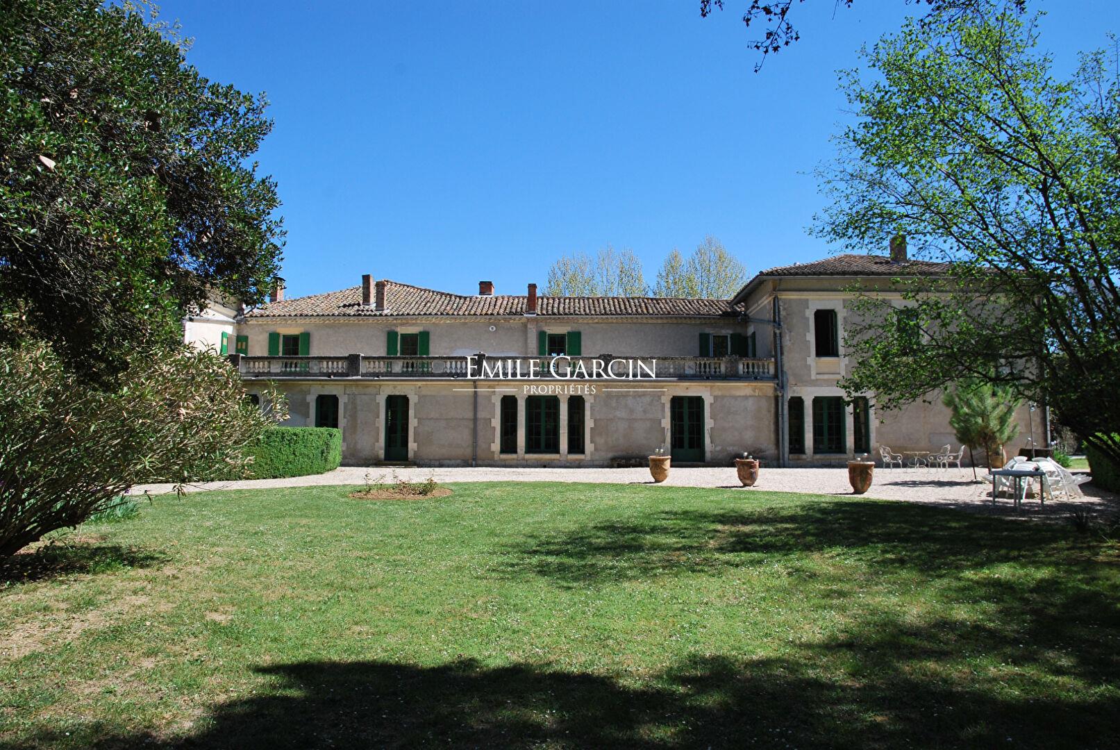 Gran propiedad en venta cerca de Uzès en casi 75 hectáreas