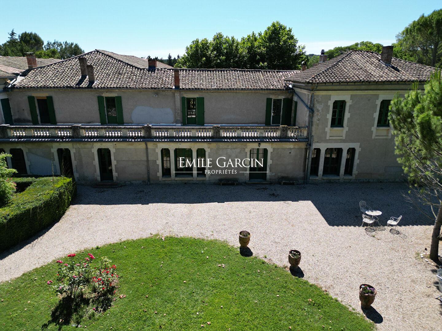 Gran propiedad en venta cerca de Uzès en casi 75 hectáreas