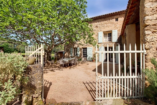 Farmhouse with swimming pool on 5.3 hectares of land with vineyards, truffle oaks and woodland