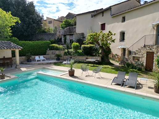 Entre Uzès et Avignon, maison de village avec dépendance, jardin et piscine - commerces à pied.