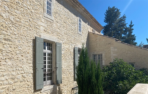 Proche Avignon, élégante maison du XVIIIe siècle à vendre - idéal chambres d'hôtes et gîtes avec par