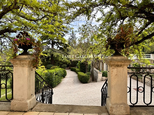 Delightful 1900 house with private grounds and swimming pool for sale in Nîmes