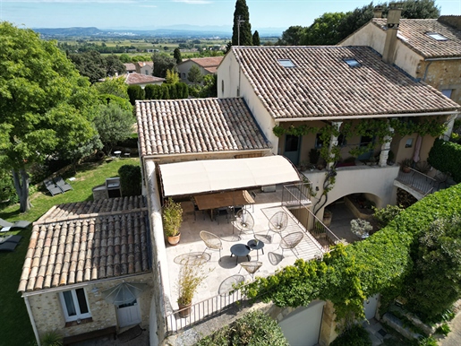 Entre Uzès et Avignon, double maison de village avec jardin et piscine - commerces à pied.