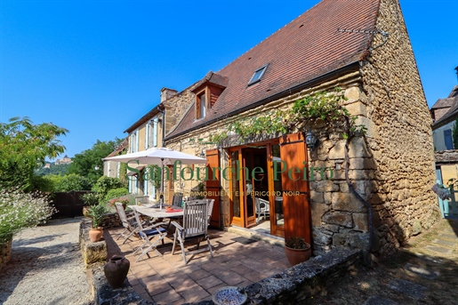 10 km south of Sarlat Character house with its swimming pool and garden of 708 m2