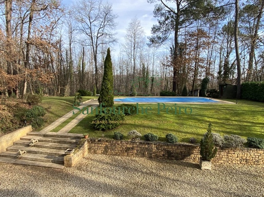 A 10 km de Sarlat, casa del Périgord con su torre y piscina en las laderas del valle del Dor