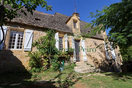 15 km from Sarlat and 5 km from Saint Cyprien very beautiful property with slate roofs