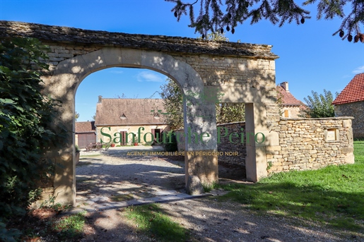 A 21 km de Sarlat et 15 km de Montignac-Lascaux Ancien corps de ferme entièrement rénové