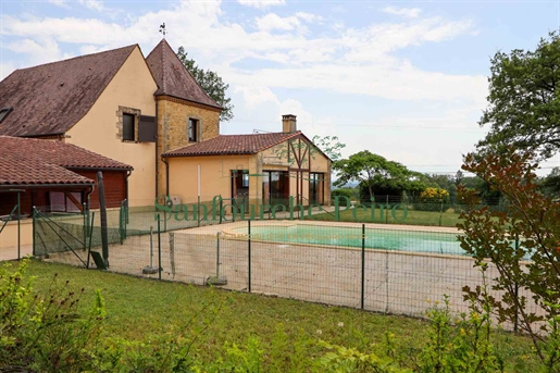 Das Hotel liegt 14 km nordwestlich von Sarlat und 15 km von Montignac - Périgord Noir entfernt