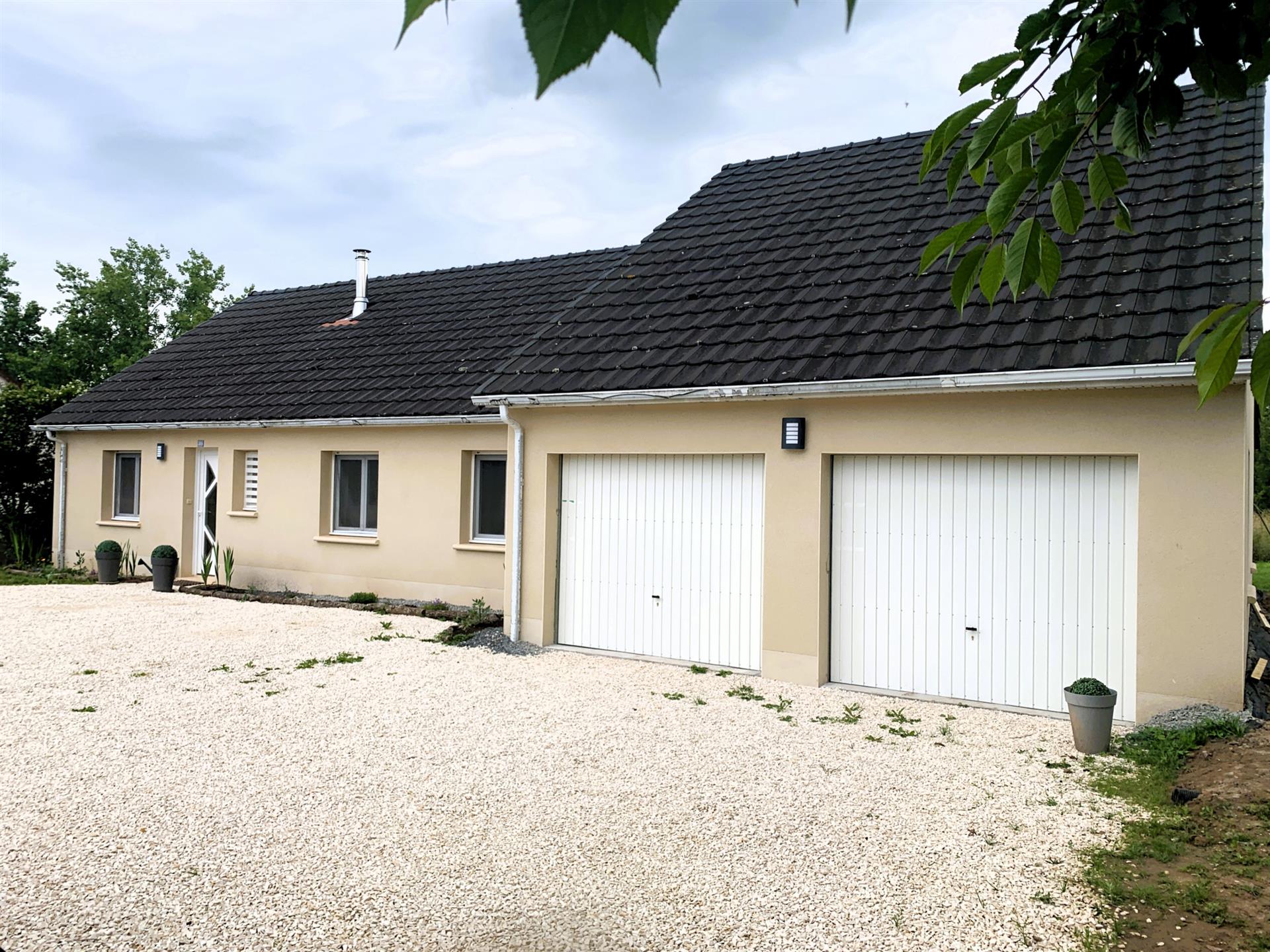 Maison Plain-pied T4 De 2011 Avec Garages Et Jardin