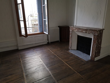 Apartment type T3, approximately 80 m2, 2 bedrooms in an old building in the city center 19000 Tulle