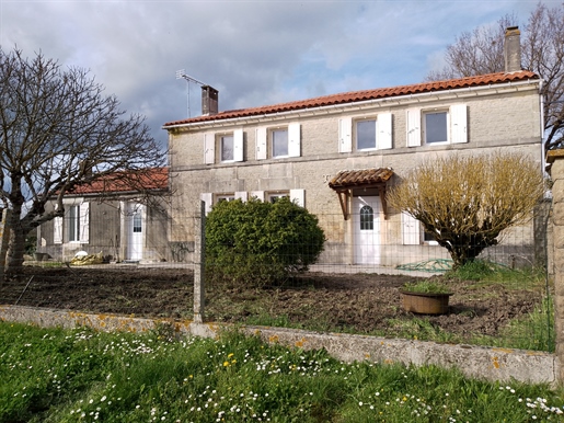 16200 Sainte SEVERE-Maison ancienne rénovée avec jardin