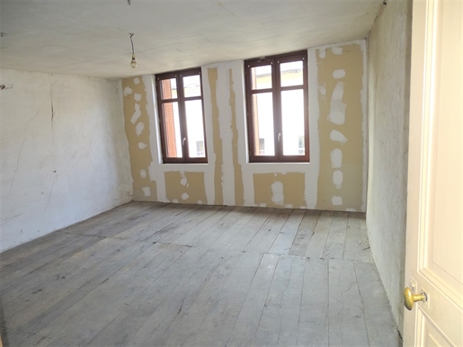 Townhouse with rented commercial space