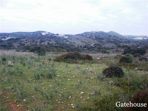 2 parcelas de terra de 2,5 hectares perto da praia de Salema, no Algarve