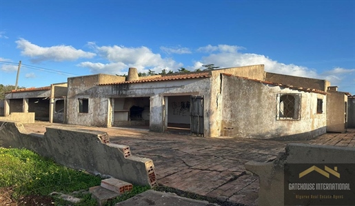 Vrijstaande villa voor renovatie met 8400m2 in Luz West Algarve