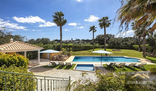 Moradia T8 com grandes jardins para venda em Almancil Algarve