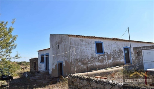 Ferme de 2 chambres à rénover avec 1,5 hectares à Porches Algarve