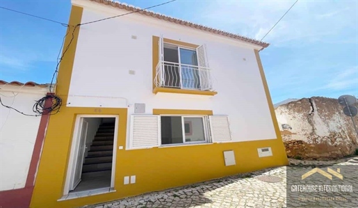Renoviertes traditionelles Stadthaus mit 2 Schlafzimmern in Barao São Joao Algarve