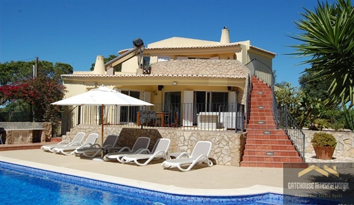 Villa met 3 slaapkamers plus een gastenchalet en een perceel van 3000 m2 in Porches Algarve