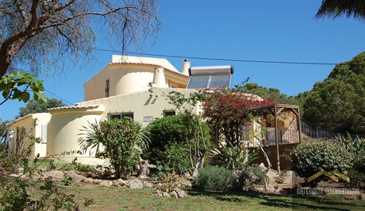 Villa met 3 slaapkamers plus een gastenchalet en een perceel van 3000 m2 in Porches Algarve