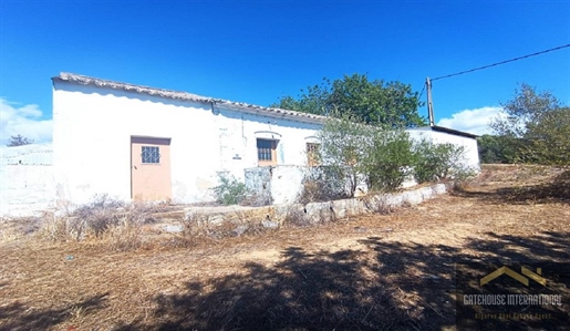 Boerderij voor renovatie met land in de buurt van Moncarapacho Algarve