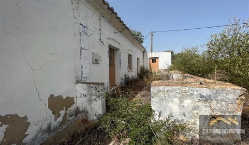 Boerderij voor renovatie met land in de buurt van Moncarapacho Algarve